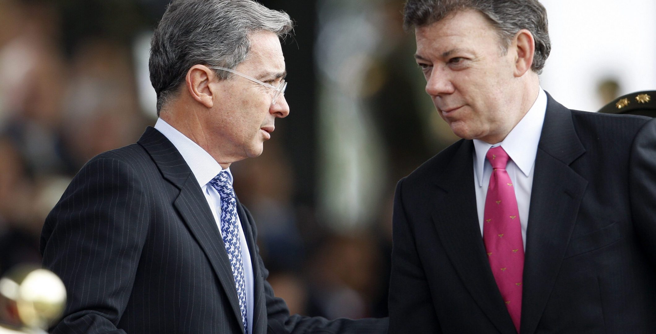 Colombian President Alvaro Uribe (L) speaks with Defense Minister Juan Manuel Santos during an army ceremony at the Police School in Bogota May 11, 2009. Santos resigned on May 18 to run for the presidency in 2010 if Uribe decides to step aside when his second term ends. Picture taken May 11, 2009.  REUTERS/Jose Miguel Gomez   (COLOMBIA POLITICS MILITARY)